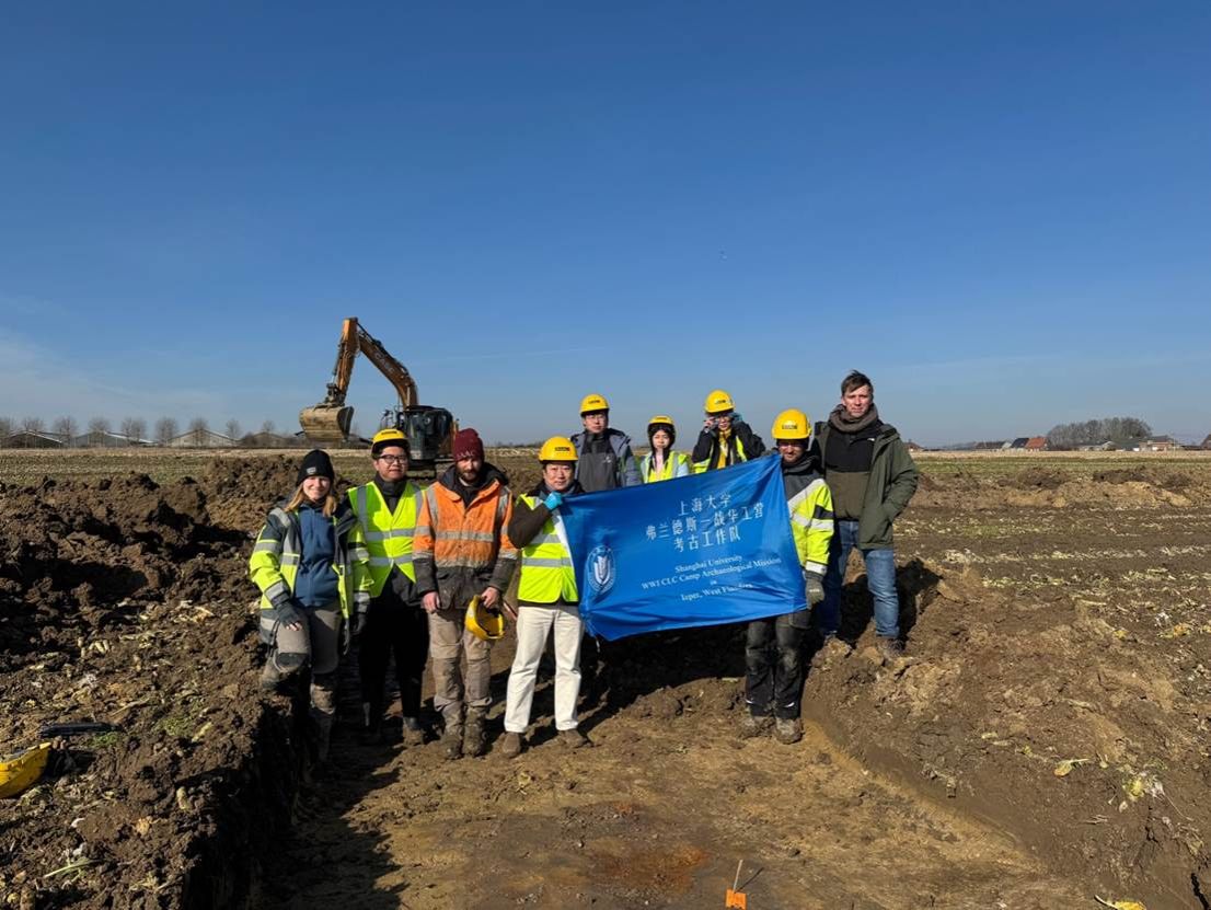 一群人在沙漠上 AI 生成的内容可能不正确。